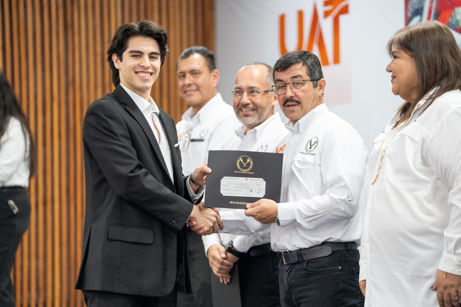 Dámaso Anaya reconoce constancia de estudiantes con becas y apoyos