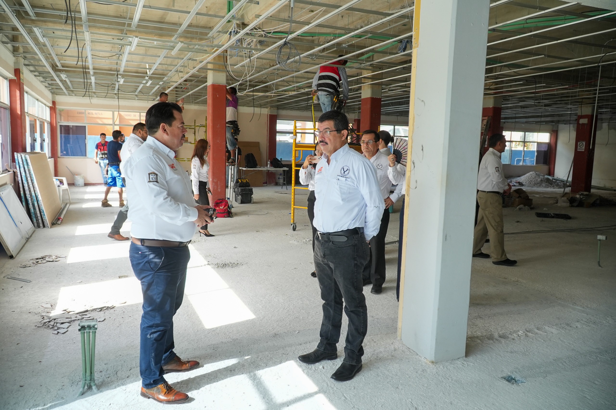 Dámaso Anaya revisa avances de obras de remodelación en la Facultad de Derecho Victoria
