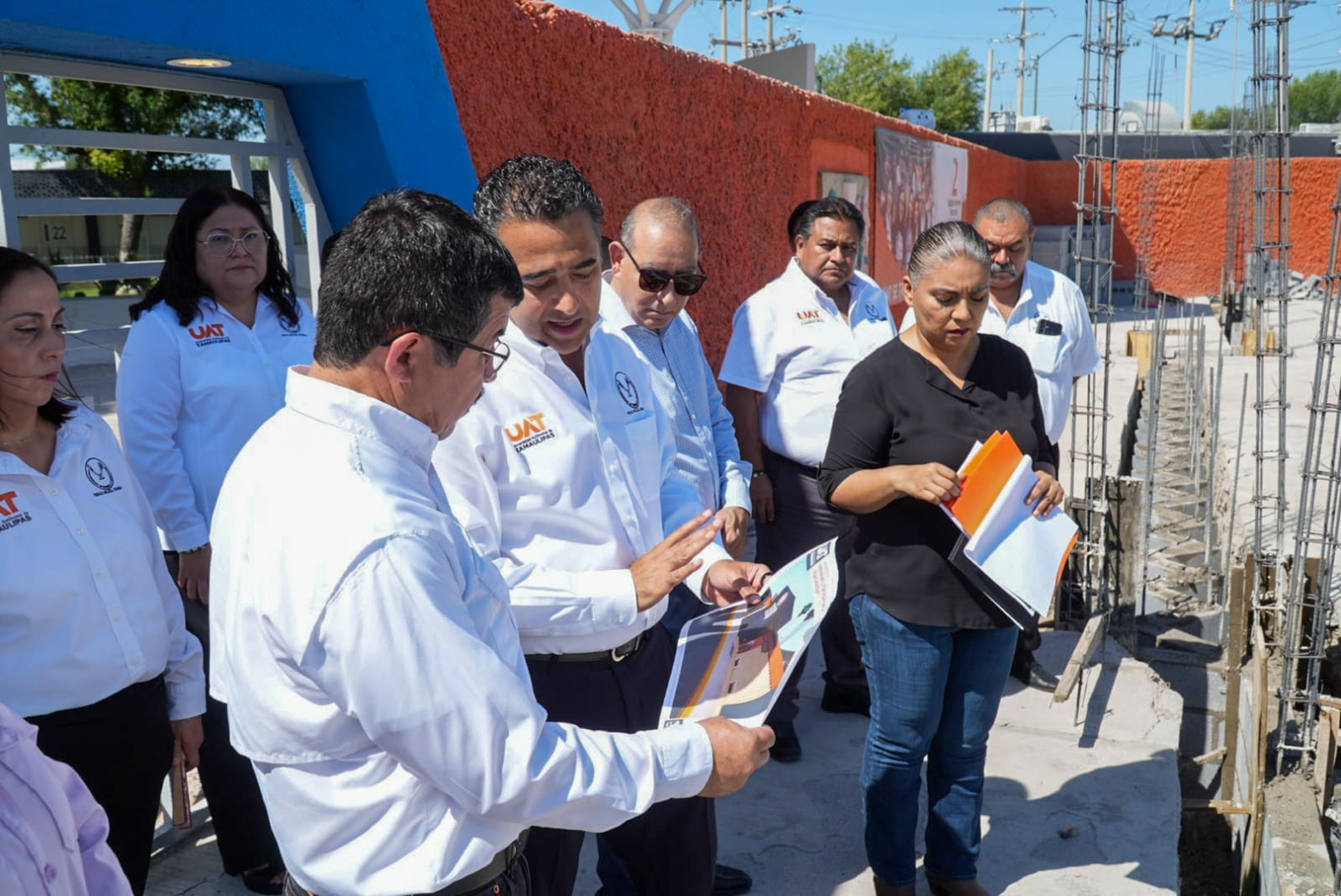 Contará la Universidad Autónoma de Tamaulipas con más y mejores edificios e infraestructura en Nuevo Laredo. El rector supervisó obras en la frontera