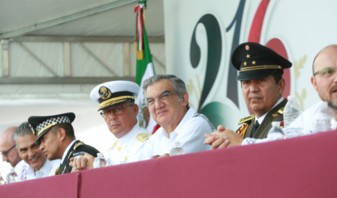 Américo Villarreal preside paso de contingentes por bulevar Tamaulipas
