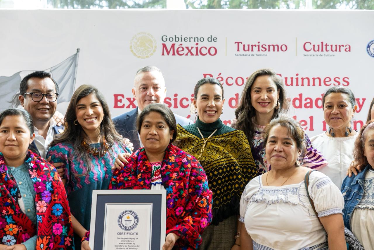 Artesanas y artesanos de México alcanzan récord Guinness de bordado